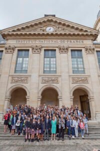 Les lauréats du Concours des dix mots rassemblés dans la cour de l'Institut de France autour d'Hélène Carrère d'Encausse, secrétaire perpétuel de l'Académie française © CR